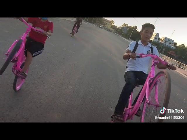 idol bốc đầu xe đạp hồng nữ tính cực chất - YouTube