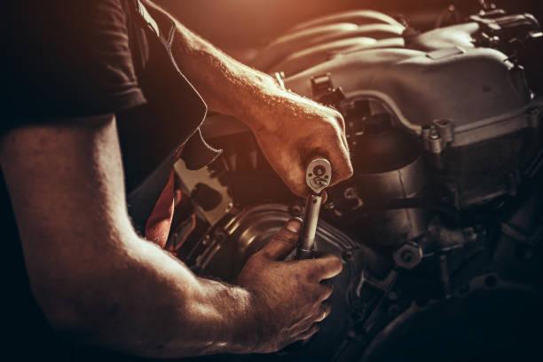 Với những bức ảnh thợ sửa xe máy này, bạn sẽ cảm nhận được sự tận tâm và chuyên nghiệp của anh chàng này đối với công việc. Không chỉ sửa xe, anh ta sẽ tư vấn cho bạn những cách bảo quản và chăm sóc xe đúng cách, giúp xe của bạn luôn tràn đầy sức sống!