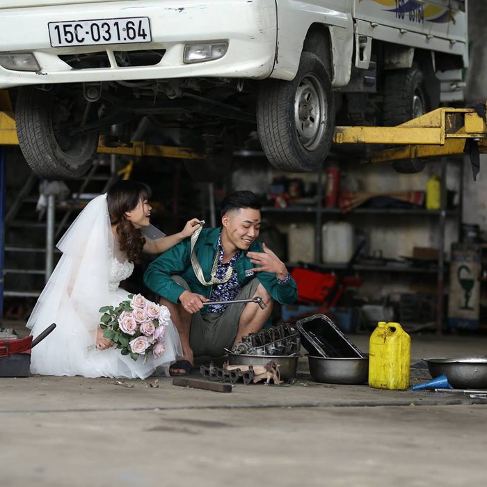 Mộc mạc giản dị, bộ ảnh cưới của người thợ ô tô Việt Nam | Nhịp sống | Xe & Đời sống