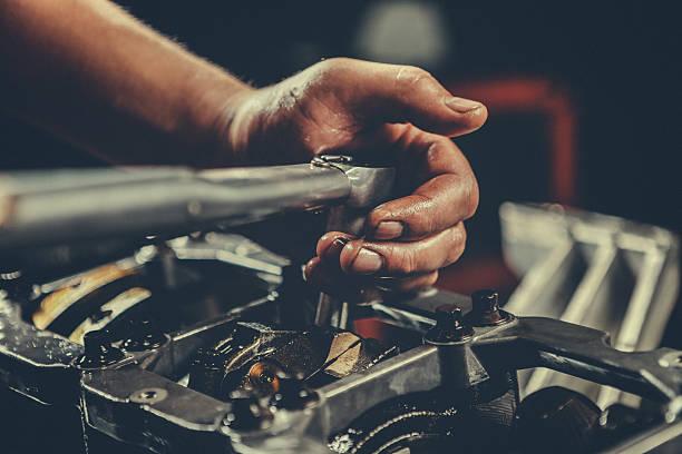 Khi chiếc xe máy của bạn có vấn đề, hãy đến với đội ngũ thợ sửa xe chuyên nghiệp của chúng tôi. Chúng tôi cam kết sửa chữa nhanh chóng và đúng chất lượng để giúp bạn có một chiếc xe hoạt động êm ái và an toàn.