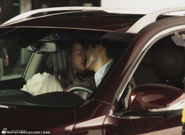Vợ chồng Châu Tấn hôn nhau đắm đuối trên xe ô tô